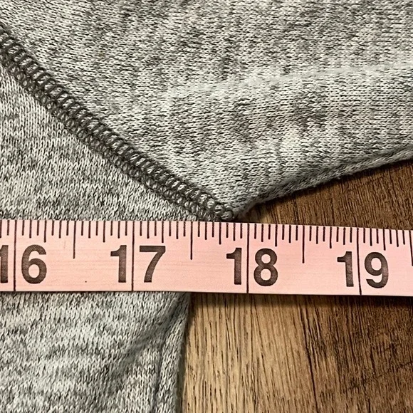 Kuhl Lea Grey Cowl Neck Pullover Long Sleeve Thumb Hole Top Womens Small - Picture 9 of 10